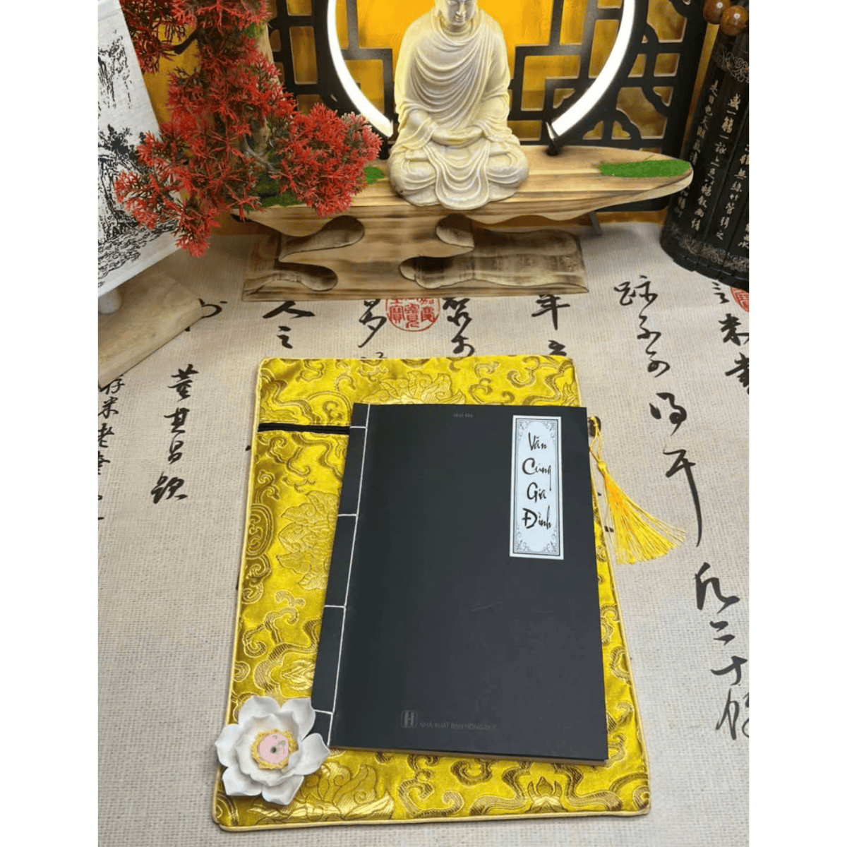 [Không kèm hộp] Văn cúng gia đình phiên bản SÁCH CỔ TRUYỀN - Văn cúng gia tiên phiên bản đặc biệt - Trọn bộ các bài khấn thông dụng: Văn khấn mùng 1, ngày rằm. Văn khấn thần tài thổ