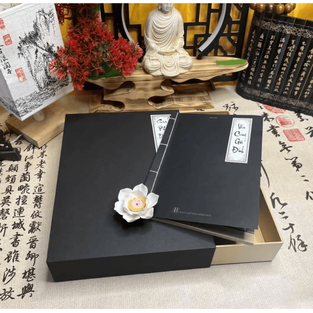 [Không kèm hộp] Văn cúng gia đình phiên bản SÁCH CỔ TRUYỀN - Văn cúng gia tiên phiên bản đặc biệt - Trọn bộ các bài khấn thông dụng: Văn khấn mùng 1, ngày rằm. Văn khấn thần tài thổ