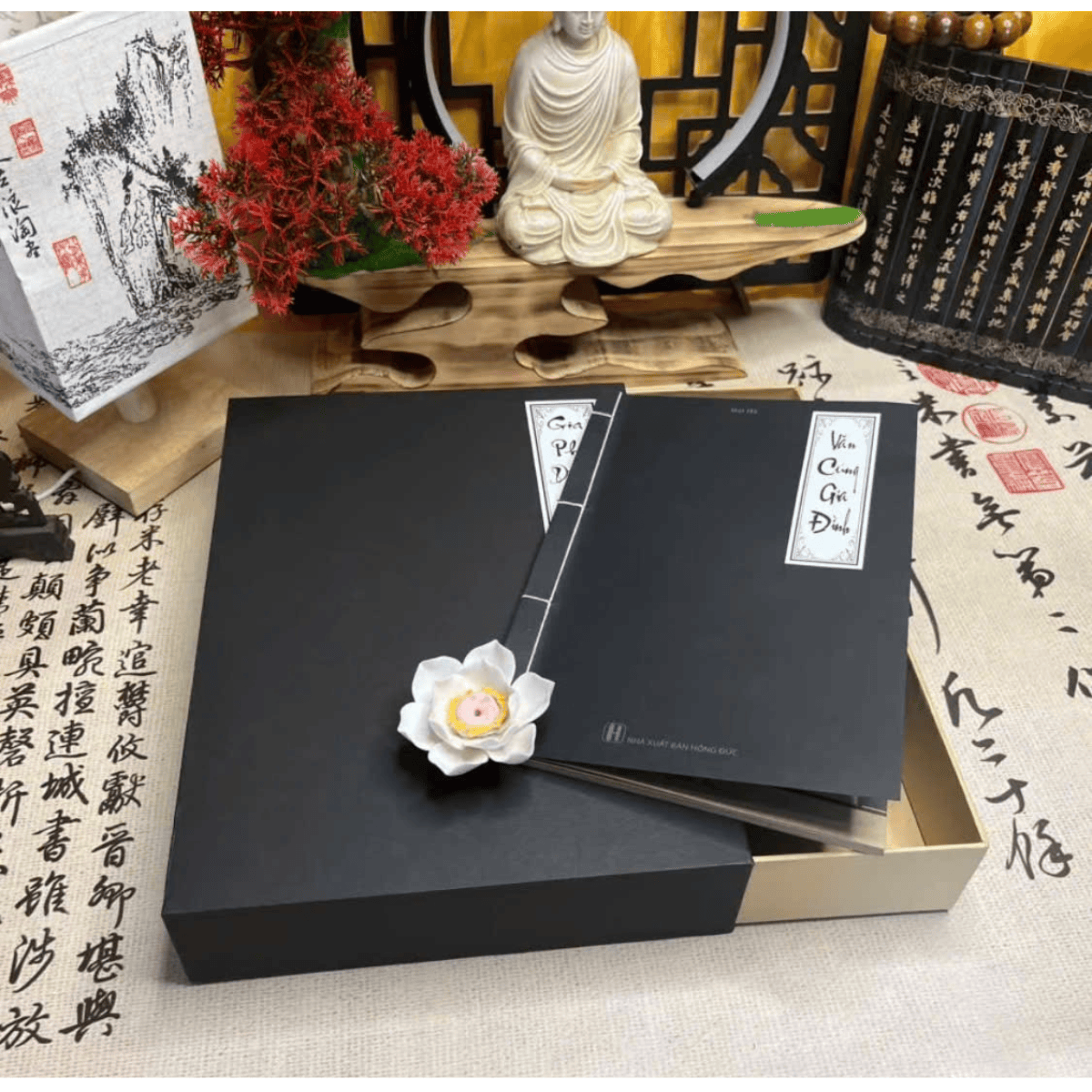 [Không kèm hộp] Văn cúng gia đình phiên bản SÁCH CỔ TRUYỀN - Văn cúng gia tiên phiên bản đặc biệt - Trọn bộ các bài khấn thông dụng: Văn khấn mùng 1, ngày rằm. Văn khấn thần tài thổ