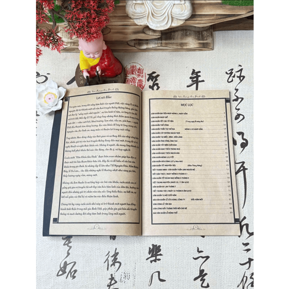 [Không kèm hộp] Văn cúng gia đình phiên bản SÁCH CỔ TRUYỀN - Văn cúng gia tiên phiên bản đặc biệt - Trọn bộ các bài khấn thông dụng: Văn khấn mùng 1, ngày rằm. Văn khấn thần tài thổ