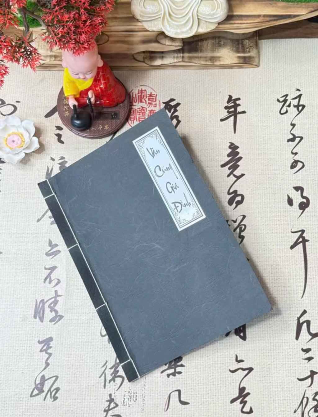 Văn cúng gia đình SÁCH CỔ TRUYỀN - Văn cúng gia tiên phiên bản đặc biệt - Trọn bộ các bài khấn thông dụng: Văn khấn mùng 1, ngày rằm. Văn khấn thần tài thổ